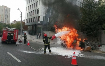 В Киеве водителю стало плохо, авто перевернулось (фото)