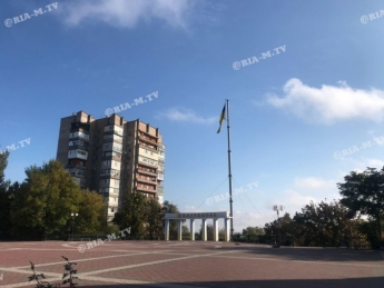 В Мелитополе истрепался флаг на самом высоком флагштоке в Запорожской области (фото, видео)