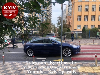 Водитель Tesla отличился эпической парковкой в центре Киева, фото