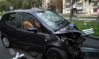 В Днепре на проспекте Поля мужчина на чужом Mercedes врезался в электроопору: есть пострадавшие
