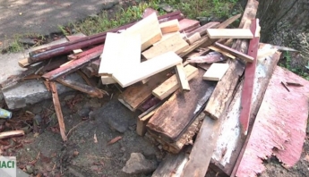 В Запорожье в жилом доме рухнула лестница (видео)