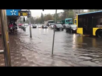 Под Киевом после сильного ливня "поплыла" маршрутка: видео потопа