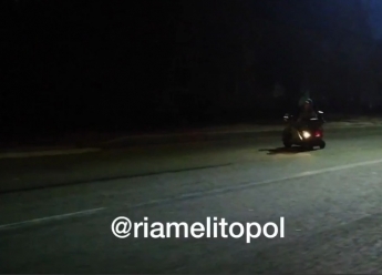 Инвалид-колясочник ввел в ступор водителей в Мелитополе (видео)