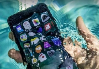 Что нельзя делать, если смартфон упал в воду: главные ошибки