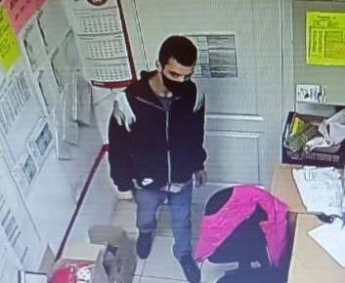 В Днепре мужчина залез в подсобку и ограбил сотрудницу магазина: фото