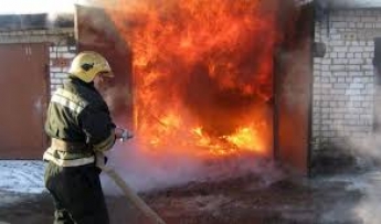 В Запорожской области тушили пожар в гараже частного дома