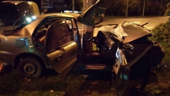 В Запорожье произошло ДТП, водитель и пассажир в тяжелом состоянии (фото, видео)