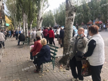 Ради скидки - в Мелитополе пенсионеры с 6 утра штурмуют почтовые отделения (фото, видео)