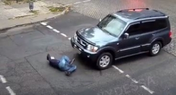 В Одессе мужчина бросился прямо под колеса авто: жуткий момент попал на видео
