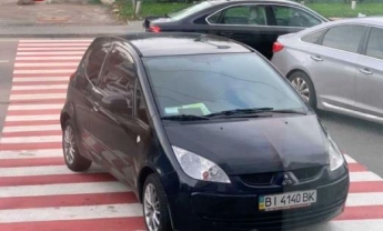 В Киеве водитель отметился феерической парковкой и 