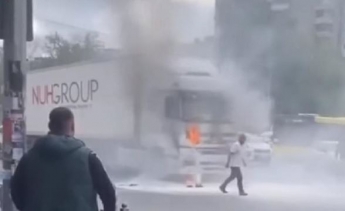 В Киеве во время движения загорелся грузовик (видео)