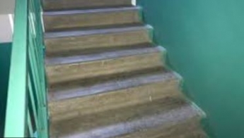 В Киеве прорыв трубы превратил лестницу многоэтажки в аквапарк: видео
