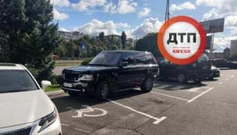 В Киеве водитель дорогого авто отметился хамской парковкой: фото