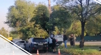 В Запорожье в тройном ДТП перевернулась иномарка (видео)