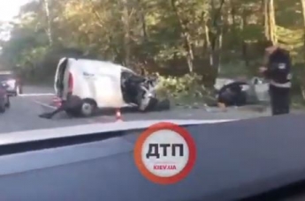 Под Киевом произошло жуткое масштабное ДТП, пострадавших вырезают из авто: видео