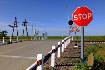 На железнодорожном переезде в Запорожской области закрыт проезд (СХЕМА ОБЪЕЗДА)