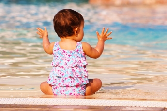 Инструктор по плаванию бросила годовалую малышку в бассейн - в сети назвали такой метод жестоким