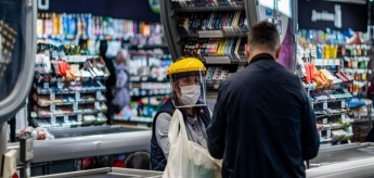 В Мариуполе женщина без маски устроила скандал в супермаркете (Видео)