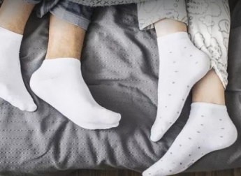 Очень важно надевать носки перед сном: названа причина