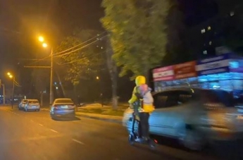 В Одессе женщина отметилась странной выходкой с детьми на дороге и 