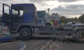 В Киеве грузовик без тормозов влетел в остановку: фото