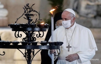 Папа Римский впервые вышел на публику в маске (фото)