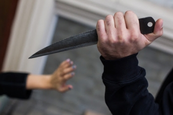 В Запорожье грабитель с ножом напал на мужчину (фото)