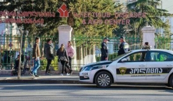 Люди сидят на полу, рядом захватчик с автоматом: появилось видео с заложниками в Грузии