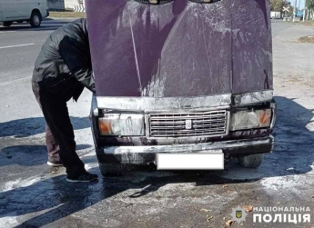 В Мелитополе полиция и сотрудники СТО потушили загоревшийся на ходу ВАЗ (фото)