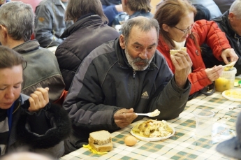В Мелитополе бездомных накормят горячими обедами - что в меню
