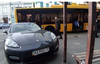 В центре Киева "герой парковки" оставил авто прямо на остановке: фото