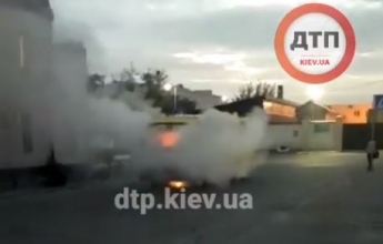 В Киеве посреди дороги загорелась маршрутка - кабину водителя охватило пламя: видео