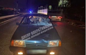 В Днепре на улице Днепросталевской ВАЗ сбил женщину на пешеходном переходе: фото