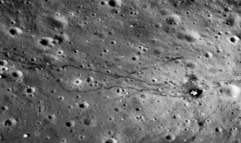 В NASA рассказали о странных "следах" на Луне - разгадка тайны впечатляет: фото