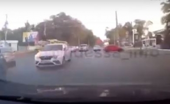В Одессе водитель авто отметился "феерической" парковкой - едва не случилось ДТП: видео