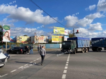В Мелитополе КАМАЗ въехал в Шкоду на оживлённом перекрестке  (фото, видео)
