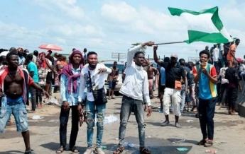 В Нигерии активисты сожгли 11 участков полиции
