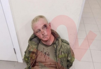 В России пьяные солдаты на бронемашине протаранили забор аэропорта: видео