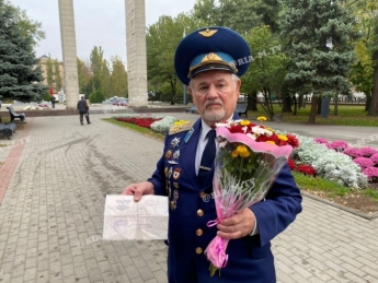 Житель Мелитополя принес на Братское кладбище похоронку на отца (фото, видео)