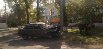 В Запорожской области автомобиль врезался в столб (фото)
