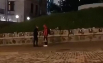 В Киеве задержали осквернителя памятника аллеи Небесной сотни (видео)