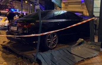 В центре Киева Audi влетела в дом, пострадали парень с девушкой. Фото и видео