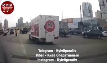В Киеве водитель и пешеход не поделили дорогу: все решили "по-мужски", видео