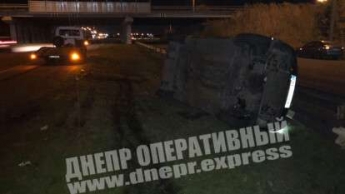 Под Днепром Ford "вылетел" на разделительную полосу и перевернулся (фото)