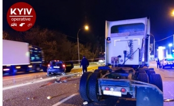 В Киеве водитель уснул за рулем и на скорости влетел в грузовик: фото и видео