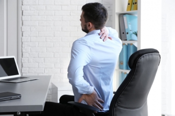 Как не повредить спину сидением за компьютером: три простых упражнения