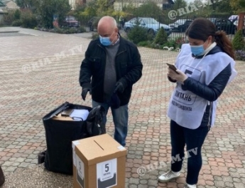 В Мелитополе возле избирательных участков появился экзит-пол Владимира Зеленского (фото)