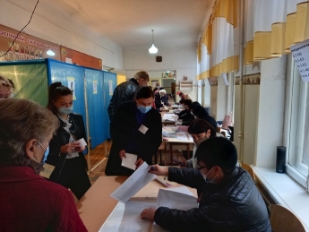 С отдельной кабинкой для простуженных и скринингом температуры на входе - в Мелитополе стартовали выборы (фото, видео)