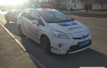 В Одессе водитель на скорости влетел в забор и протаранил авто копов: момент попал на видео