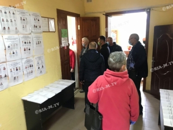 В Мелитополе выборы начались с очередей на избирательных участках (фото, видео)